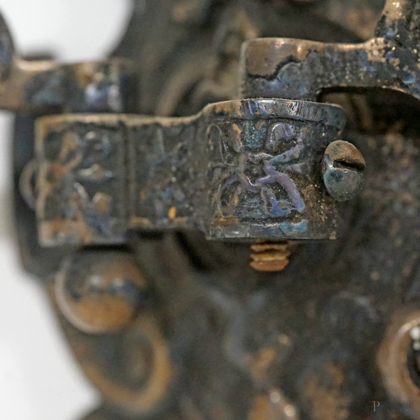 Coppia di applique in metallo brunito a due fuochi, XX secolo, cm 18,5