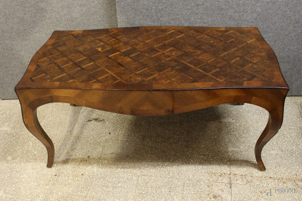 Basso tavolino rettangolare bombato, in noce, con piano intagliato a geometrie, XIX sec., cm 46 x 102 x 54.