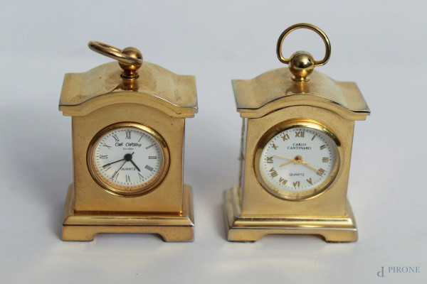 Lotto composto da due orologi in miniatura in metallo dorato, H 5 cm.