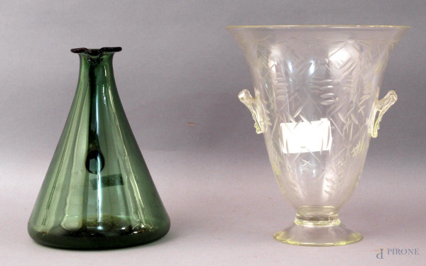 Lotto composto da due vasi in vetro, altezza max. 20,5 cm.