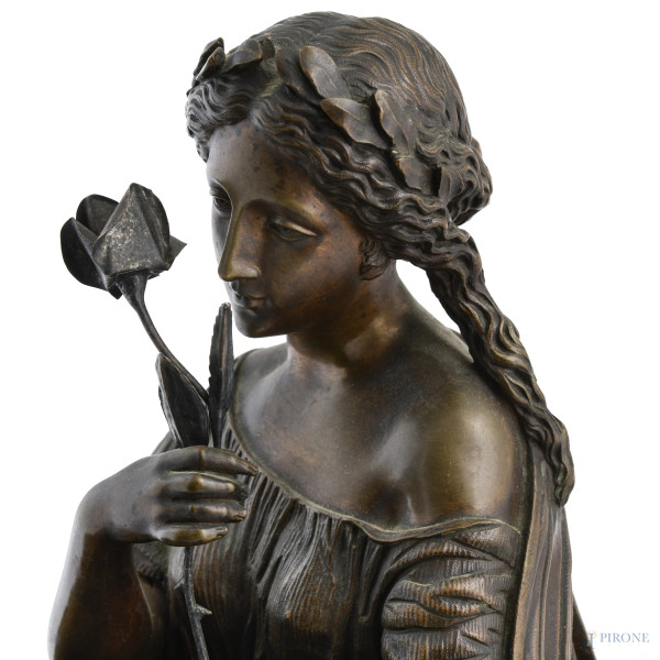 Orologio con base in marmo e scultura apicale di Saffo in bronzo. Quadrante in bronzo dorato con ...