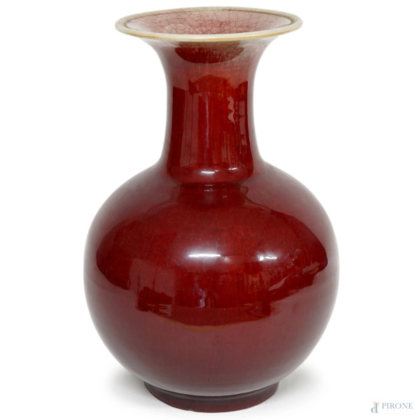 Vaso in porcellana sangue di bue, Cina, XX secolo, altezza cm 34, (lievi difetti)