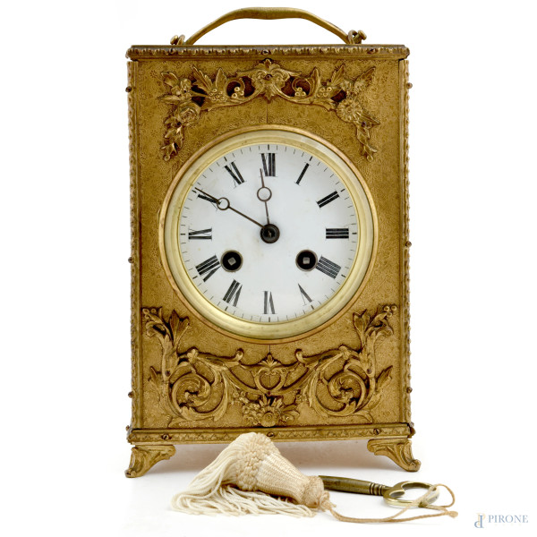 Orologio cappuccina in metallo dorato riccamente cesellato e quadrante circolare a smalto con numeri romani, XX secolo, cm 21,5x14,5x10, (da revisionare)