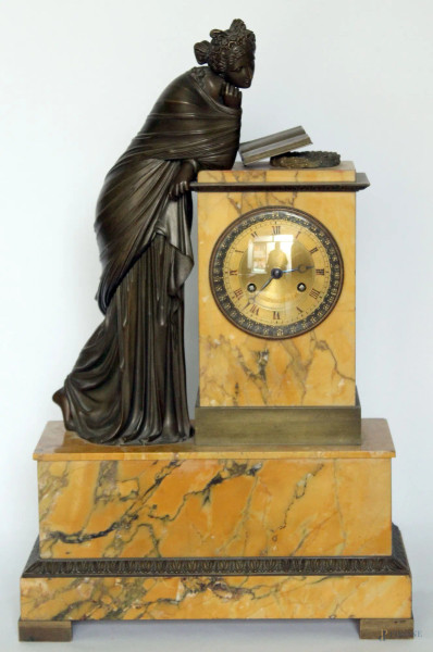Orologio da camino in marmo giallo di Siena sormontato da scultura in bronzo, Francia XIX sec, h. 51 cm