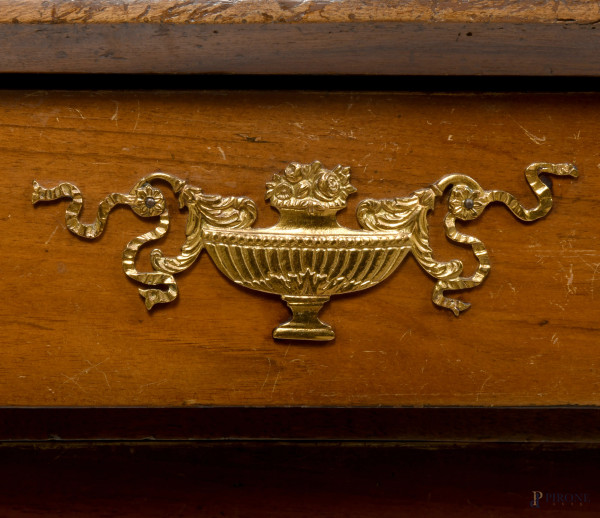 Cassettone in noce stile Impero con piano rettangolare e montanti mossi in legno ebanizzato, XIX ...