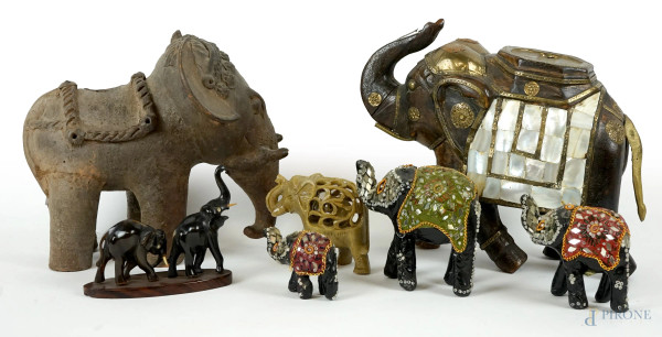 Lotto di sette sculture di elefanti, materiali ed epoche diverse, alt. max cm 10, arte orientale, (difetti).