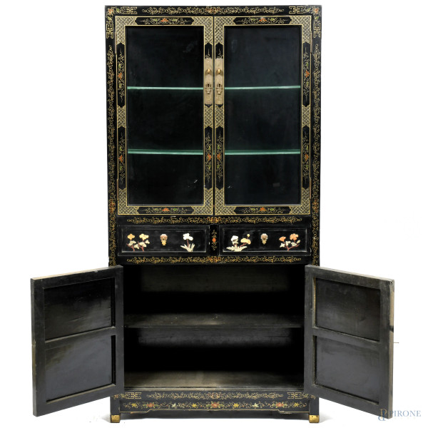 Vetrina in legno laccato e dipinto a motivi floreali e scene di genere di ispirazione orientale. ...