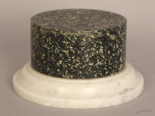 Base in porfido verde con base in marmo bianco, altezza 6 cm.