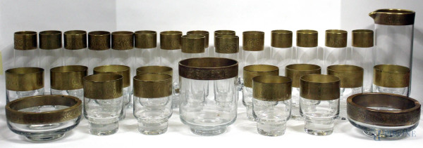 Servizio di bicchieri in cristallo con fascia dorata composto da ventotto flute, ventiquattro bicchieri, una caraffa, un portaghiaccio e da un posacenere.