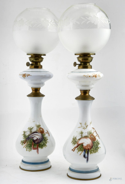 Coppia di lampade da tavolo in opalina bianca dipinte con cornamusa, spartiti e volatili. Inserti in bronzo dorato, XX secolo, altezza cm 60 (difetti, da revisionare)