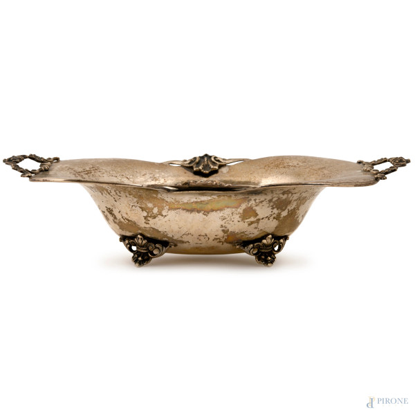 Alzatina in argento con manici cesellati a motivi vegetali, poggiante su quattro piedini, XIX-XX secolo, cm 6,5x27x14, gr. 270