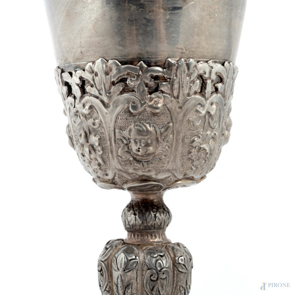 Calice in argento finemente cesellato con interno vermeil, altezza cm 22, peso lordo complessivo ...