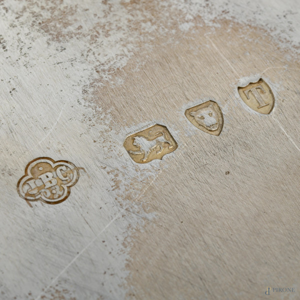 Vassoio in argento inglese a doppia presa, peso gr 3100, cm 64x46