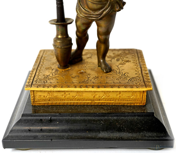 Orologio da tavolo con cassa in bronzo dorato e quadrante smaltato con numerazione romana, XX sec...