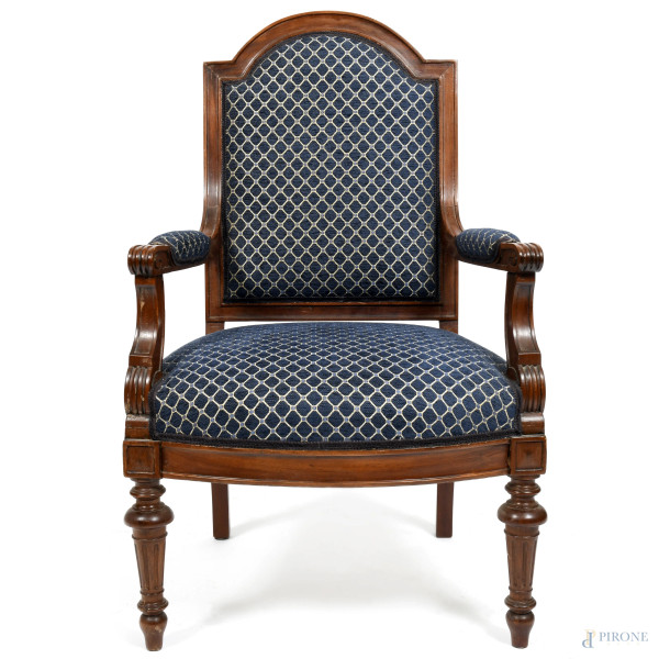 Lotto composto da due poltrone e una panchetta con struttura in legno. Sedute e schienali imbotti...