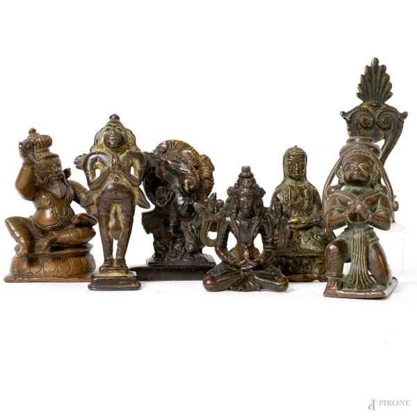 Lotto composto da 7 sculture orientali in bronzo, XX secolo, misure massime cm 12 (difetti)