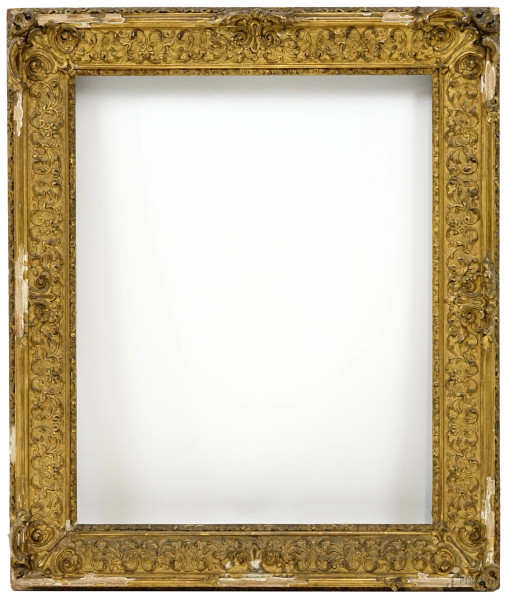 Cornice rettangolare in legno intagliato e dorato, XIX secolo, decoro a racemi e volute con cadute agli angoli,  misure ingombro cm 65,5x55, misure luce cm 41x51,5, (difetti).