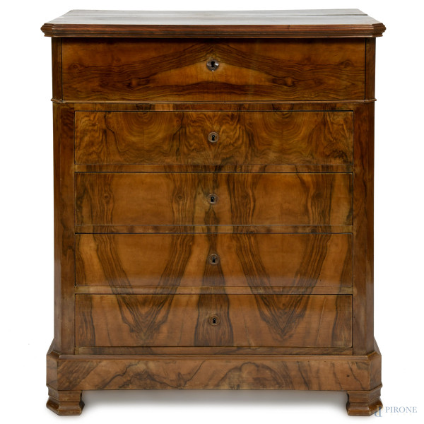 Mobile cassettiera a cinque cassetti al fronte in noce impiallacciata, XX secolo, cm 98,5x80x47, (graffi, fessurazioni, segni di usura, cadute di impiallacciatura, difetti)