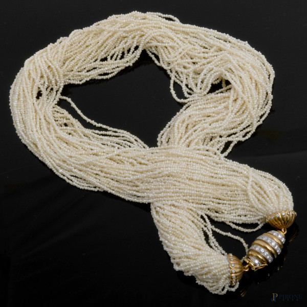 Collana a vari fili in microperle con chiusura in oro, lunghezza cm 44