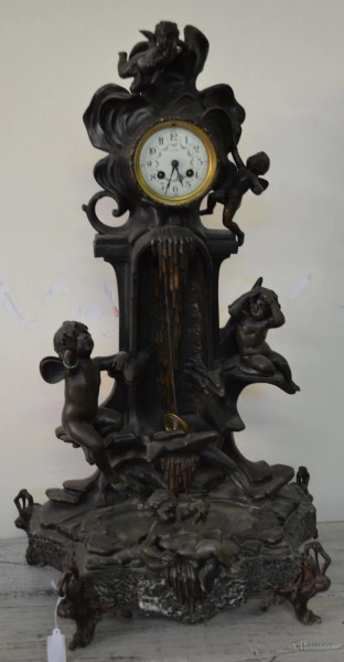 Orologio dell’800 in metallo francese con putti a rilievo, base in marmo, (difetti).