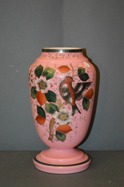 Vaso in opalina rosa, h. 33 cm.
