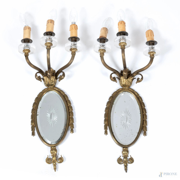 Coppia di lumiere a tre luci in bronzo, metallo, plexiglass, XX secolo, altezza cm 66, (segni di usura, difetti, da revisionare)