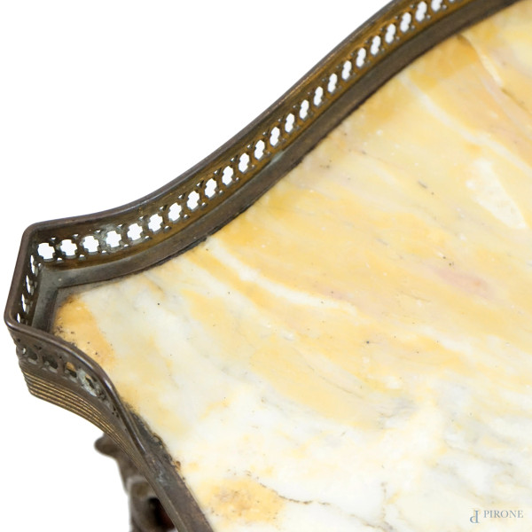 Mobiletto in legno intarsiato, prima metà del XX secolo, con piano in marmo, fronte a due cassett...