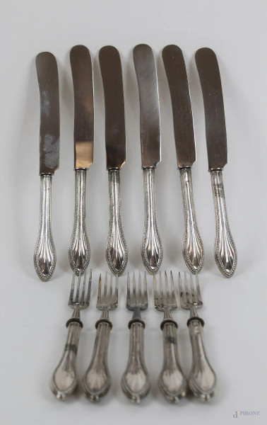 Lotto di sei coltelli e cinque forchettine da dolce con manici in argento, prima metà XX secolo