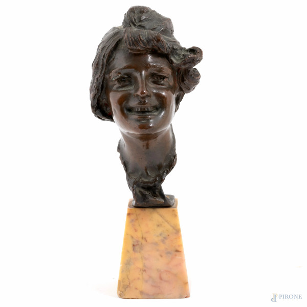 Testa di donna, XX secolo, scultura in bronzo su base in marmo, altezza cm 15,5, firmato al retro 