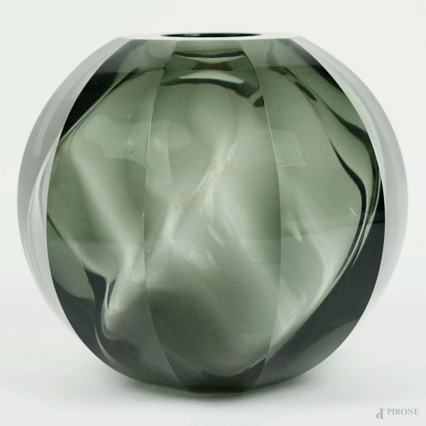 Vaso sfaccettato in vetro color verde bottiglia, cm h 16,5, manifattura slovacca, XX secolo.