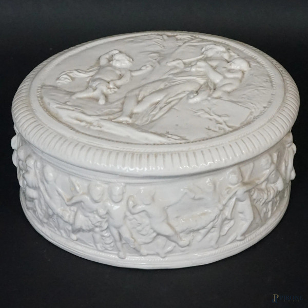 Scatola tonda in ceramica bianca con decori a rilievo raffiguranti baccante e satirelli, cm h 9x21,5, (difetti)