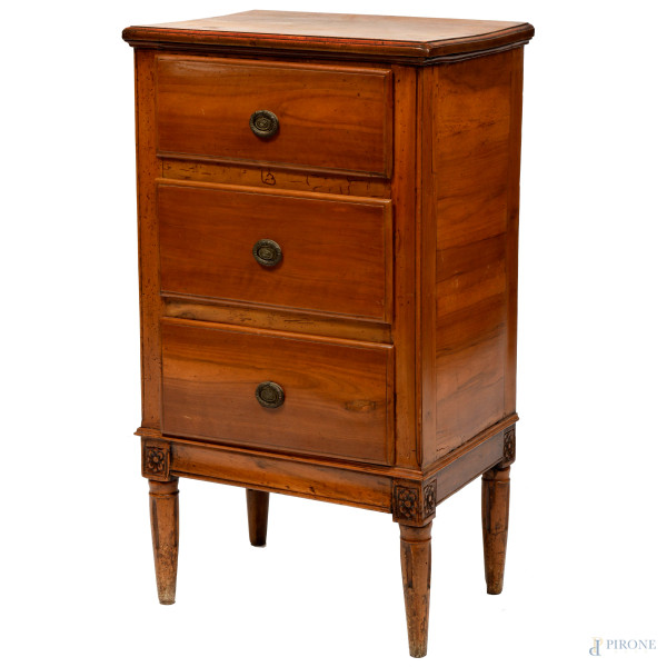 Comodino a tre cassetti in noce con maniglie bronzee, XX secolo, cm 77x43x31, (segni di usura)