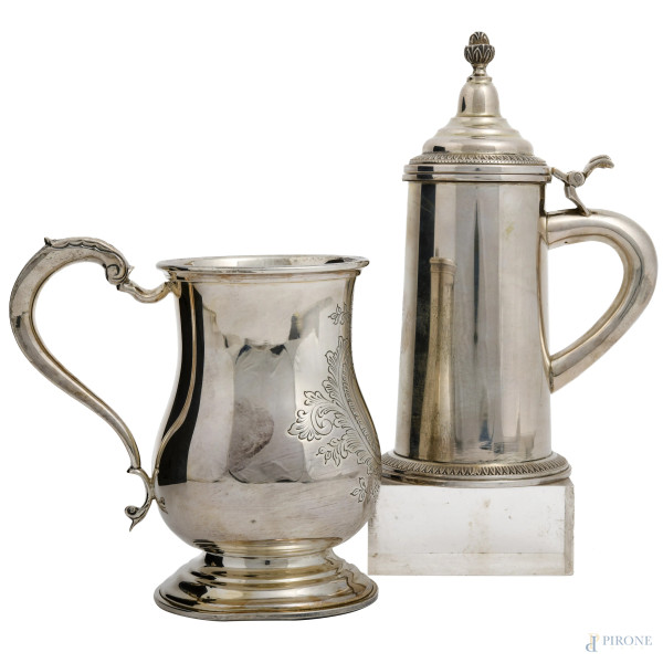 Lotto composto da due boccali in argento cesellato con interno vermeil di foggia diversa, peso complessivo gr 710, misura massima cm 19,5x14,5x8,5