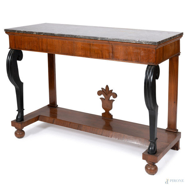 Consolle da muro in legno dipinto e impiallacciato in piuma di mogano con piano in marmo. Gambe a...