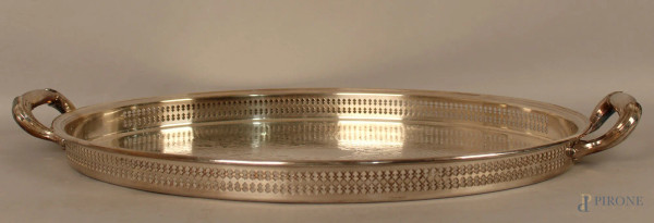 Vassoio a guantiera in metallo argentato e cesellato con bordo traforato, cm. 64x41 cm.