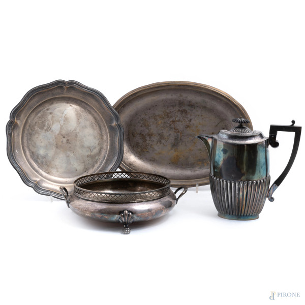 Lotto di oggetti di varia manifattura in metallo argentato, XX secolo, misure massime cm 38x27, (segni di usura)