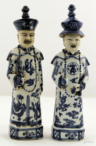Coppia di dignitari in porcellana policroma, Cina XIX sec., h. 30 cm