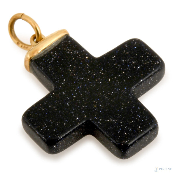 Ciondolo a guisa di croce con finale in oro 18 kt, misure cm 1,5x1,5, peso complessivo gr 1,5