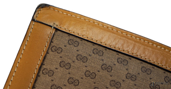 GUCCI Porta abiti pieghevole con manico in tela monogram con rifiniture  in, Art International Casa d'Aste