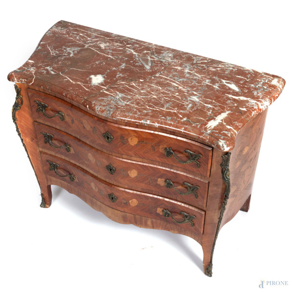 Commode in legno impiallacciato e intarsiato in varie essenze con fronte mosso scandito da tre ca...