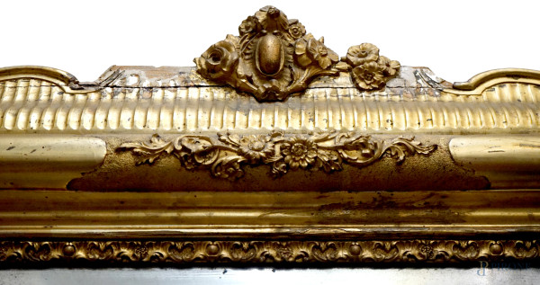 Specchiera con cornice in legno dorato, XIX secolo, ingombro cm 130x167 (difetti)