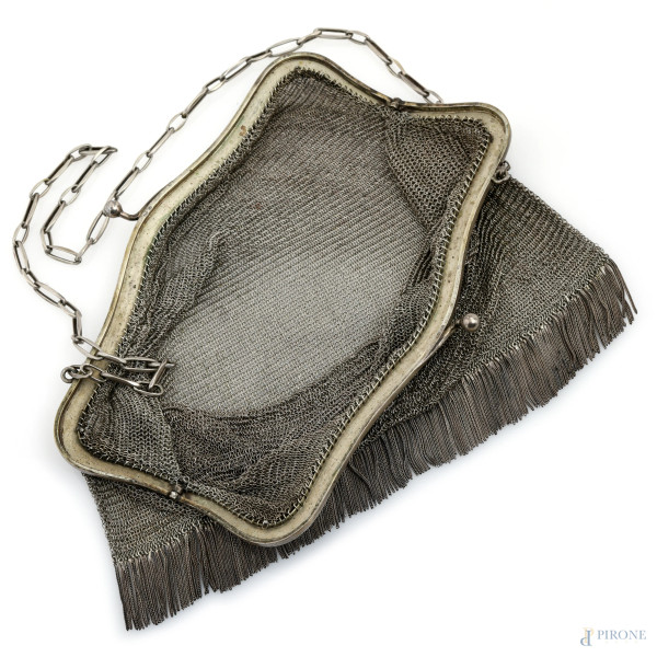 Borsetta da teatro in argento 800/000, XX secolo, cm 19x20, peso complessivo gr 300, (segni di us...