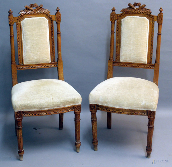 Coppia sedie in noce con particolari intagliati, seduta e dorsale in velluto chiaro, Francia XIX sec.