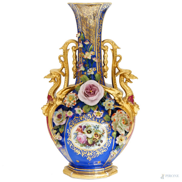 Vaso in porcellana blu cobalto e oro con decori floreali policromi, Francia, XIX secolo, corpo piriforme decorato da trionfo di fiori a rilievo, doppia presa laterale a foggia di draghi dorati, base ottagonale, cm h 41,5, (piccoli difetti sulle applicazioni)