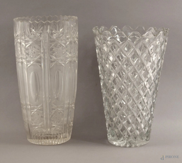 Lotto composto da due vasi in cristalli molati e controtagliati, altezza 27 cm.