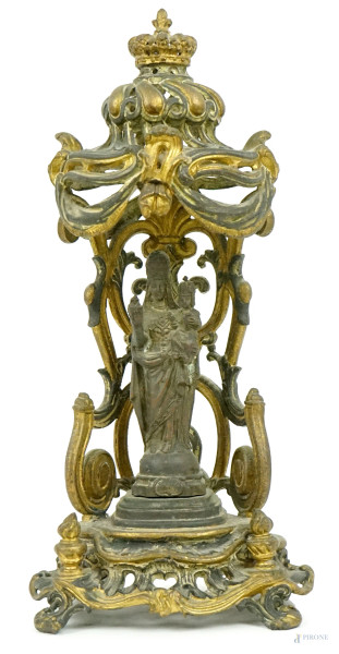 Madonna col Bambino entro edicola, scultura in bronzo brunito e dorato, XIX secolo, cm h 25,5