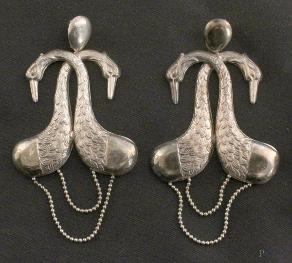 Paio di orecchini in argento a forma di cigni.