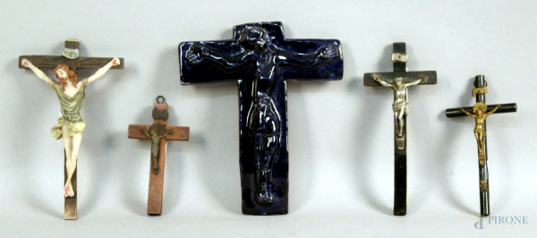 Lotto composto da cinque Cristi in materiali ed epoche diverse, h. max 18 cm.
