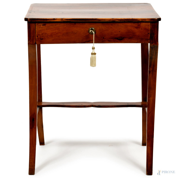 Tavolinetto in noce a un cassetto, XX secolo, cm 71,5x58x44,5, (difetti)