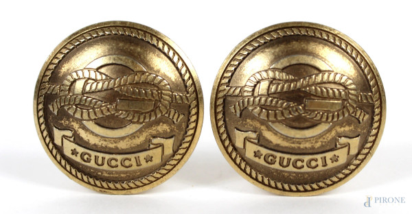  Maison Gucci, orecchini a clips, in metallo dorato con raffigurato nodo intrecciato alla lettera G, diametro cm. 3, fine anni &#39;80.